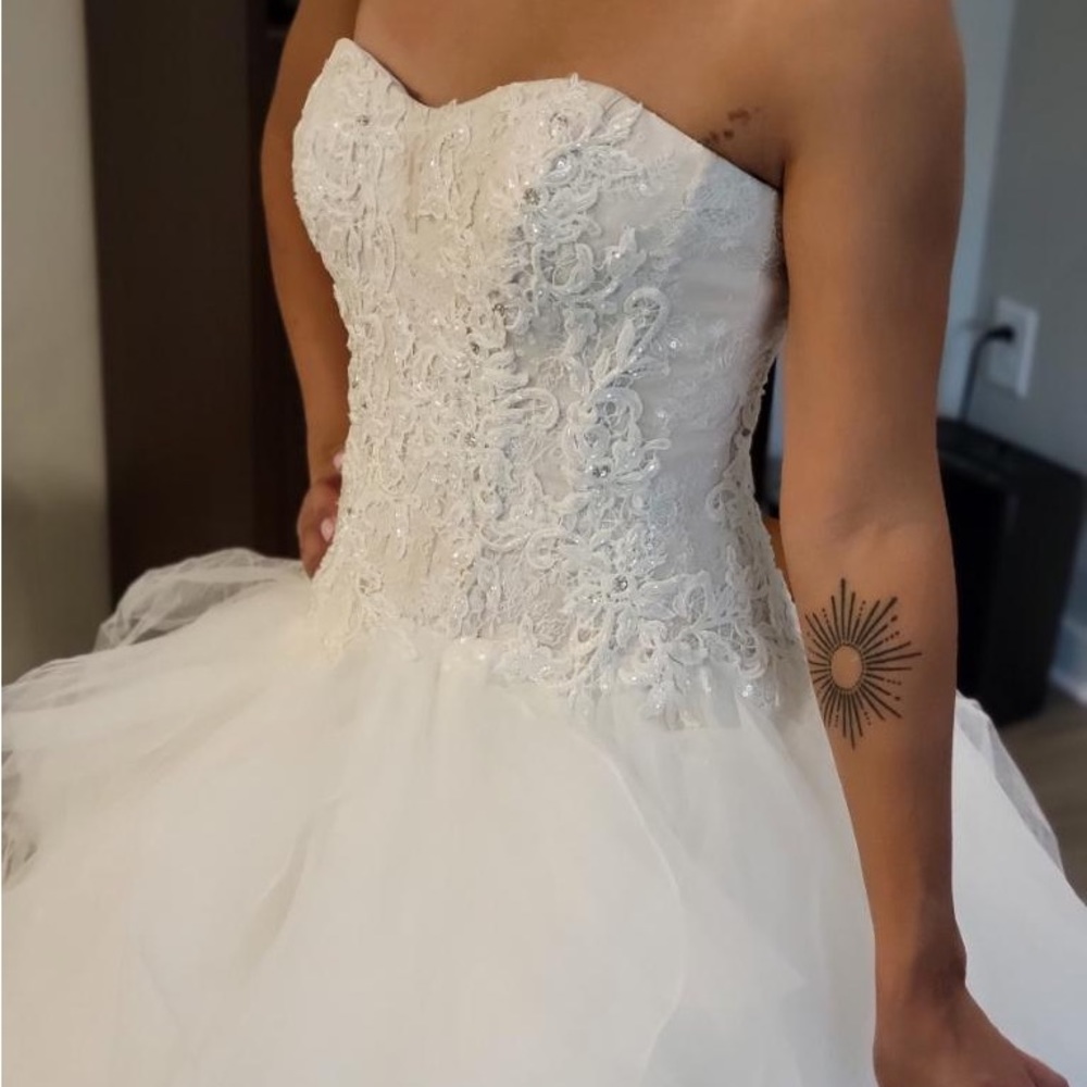 NEVER WORN Wedding Dress